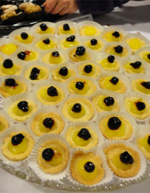 Blueberry and lemon-curd shortbread tarts