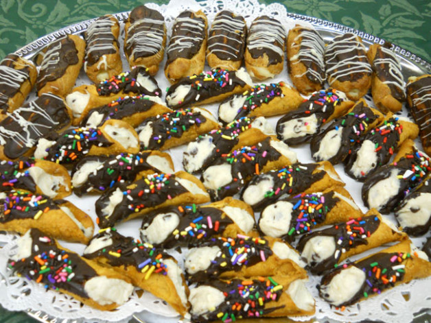 Cannoli and Eclair Tray